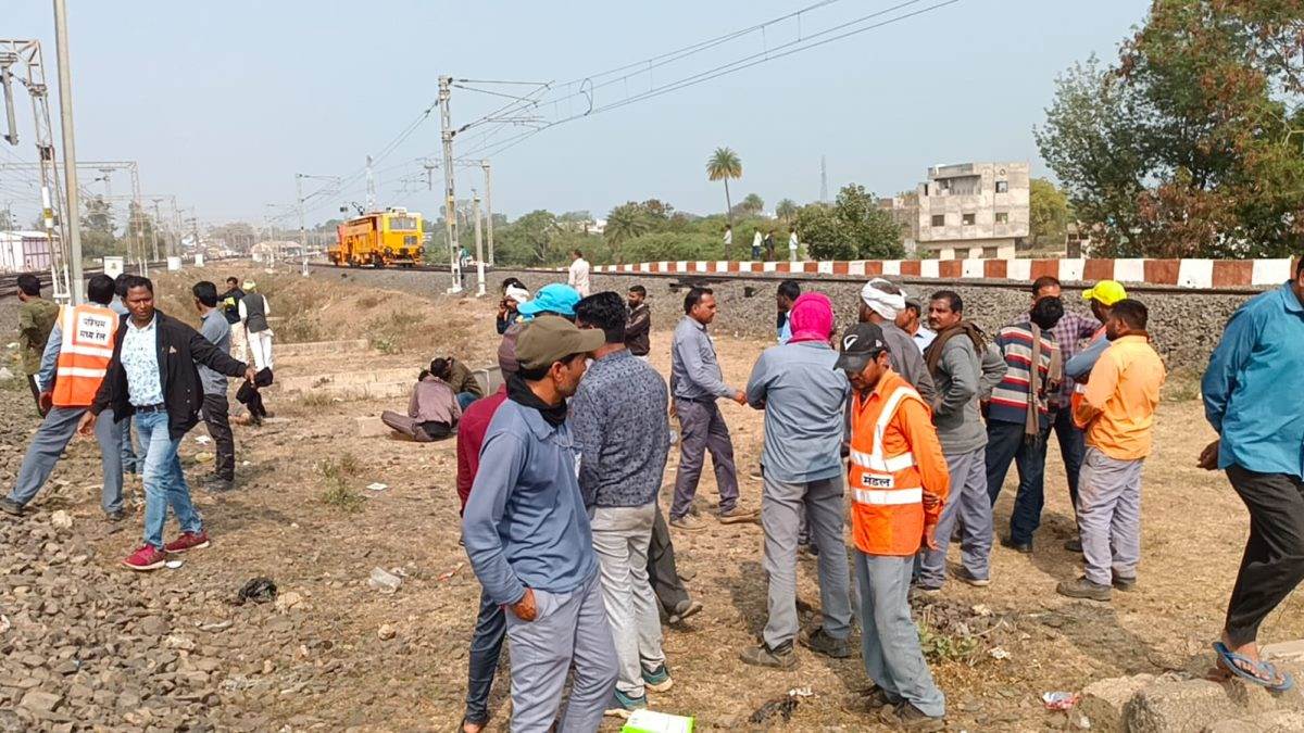 Rail Accident मेमू ट्रेन की चपेट में आने से पटरी पर काम कर रहे दो गैंगमैन की दर्दनाक मौत 21 Rail Accident मेमू ट्रेन की चपेट में आने से पटरी पर काम कर रहे दो गैंगमैन की दर्दनाक मौत