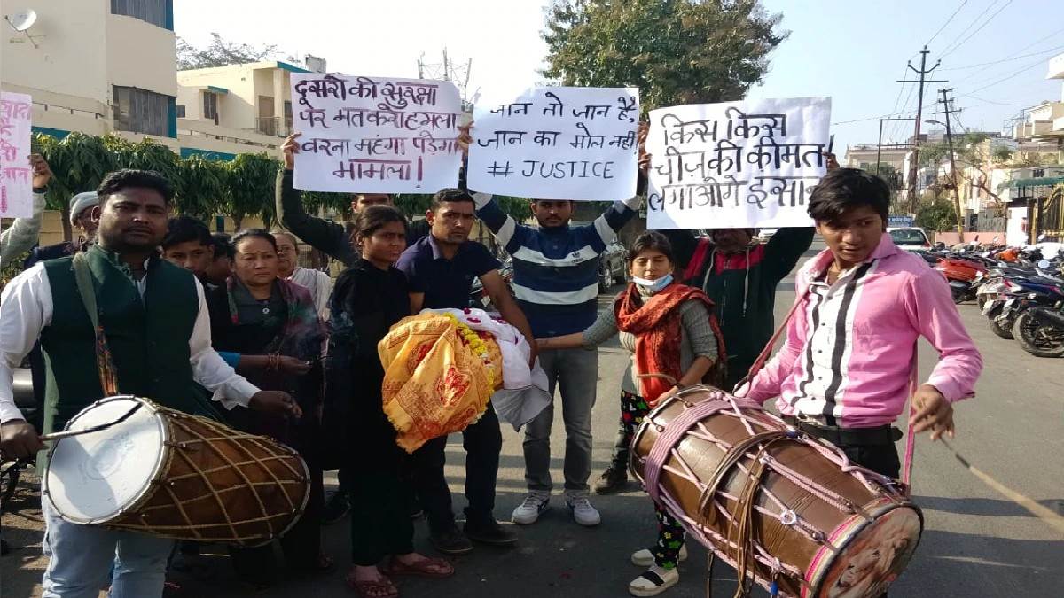 कानपुर में कुत्ते का मर्डर, व्यापारी ने मारी गोली तो मोहल्ले वालों ने निकाली अंतिम यात्रा, कराया पोस्टमार्टम