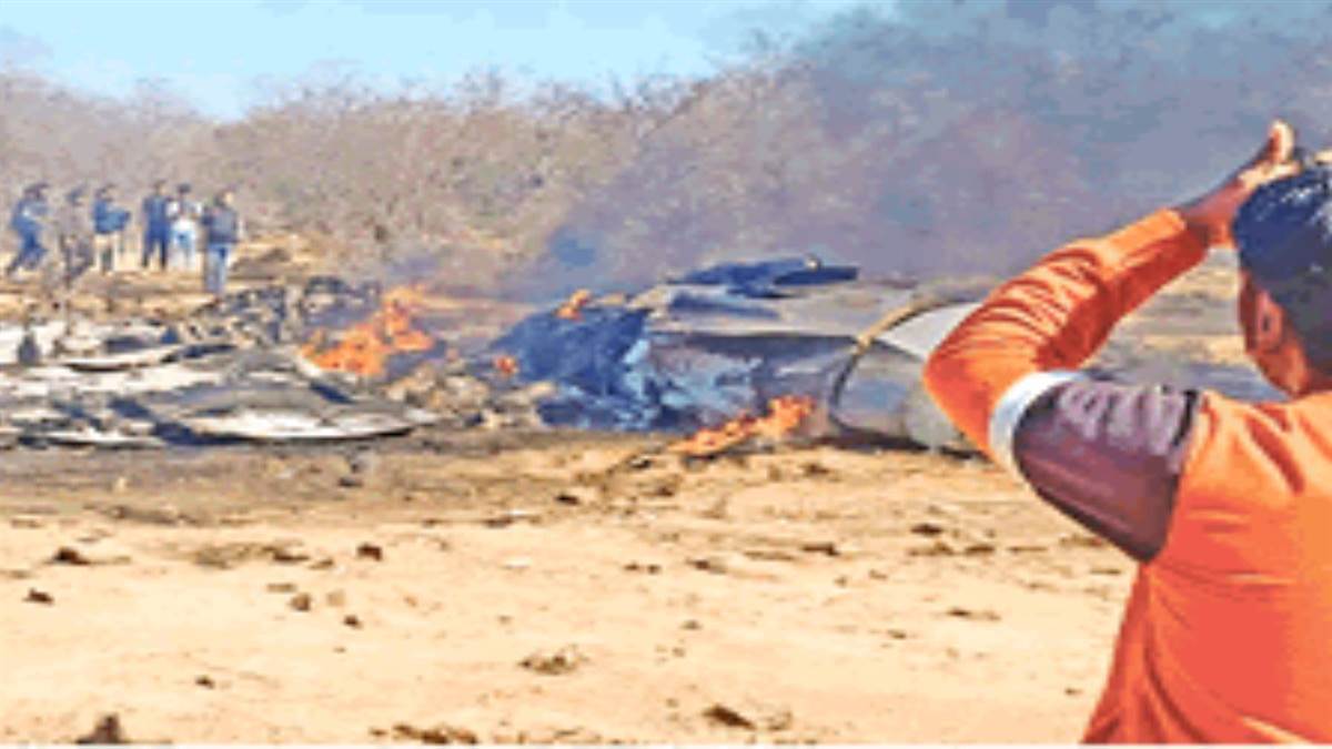 Fighter Jets Crash 90 किलोमीटर तक बिना पायलट के ही उड़ता रहा सुखोई-30