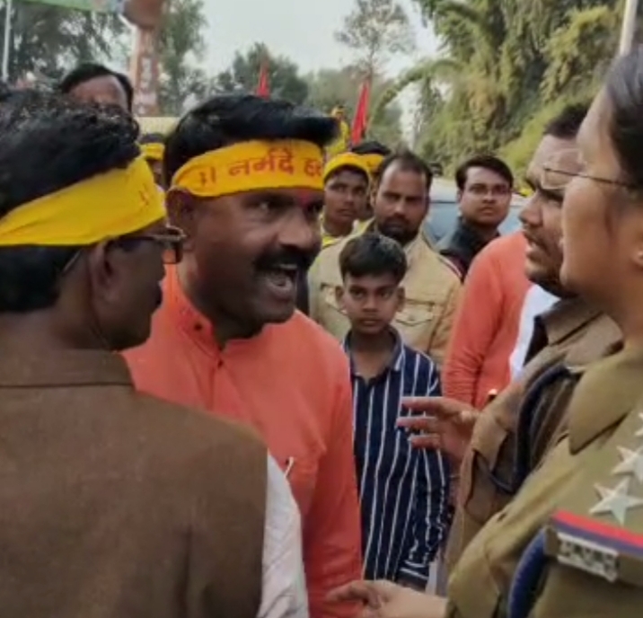 नेता जी और महिला TI के बीच तीखी बहस, फिर कांग्रेसी बैठे धरने पर, देखें Video 38 नेता जी और महिला TI के बीच तीखी बहस, फिर कांग्रेसी बैठे धरने पर, देखें Video