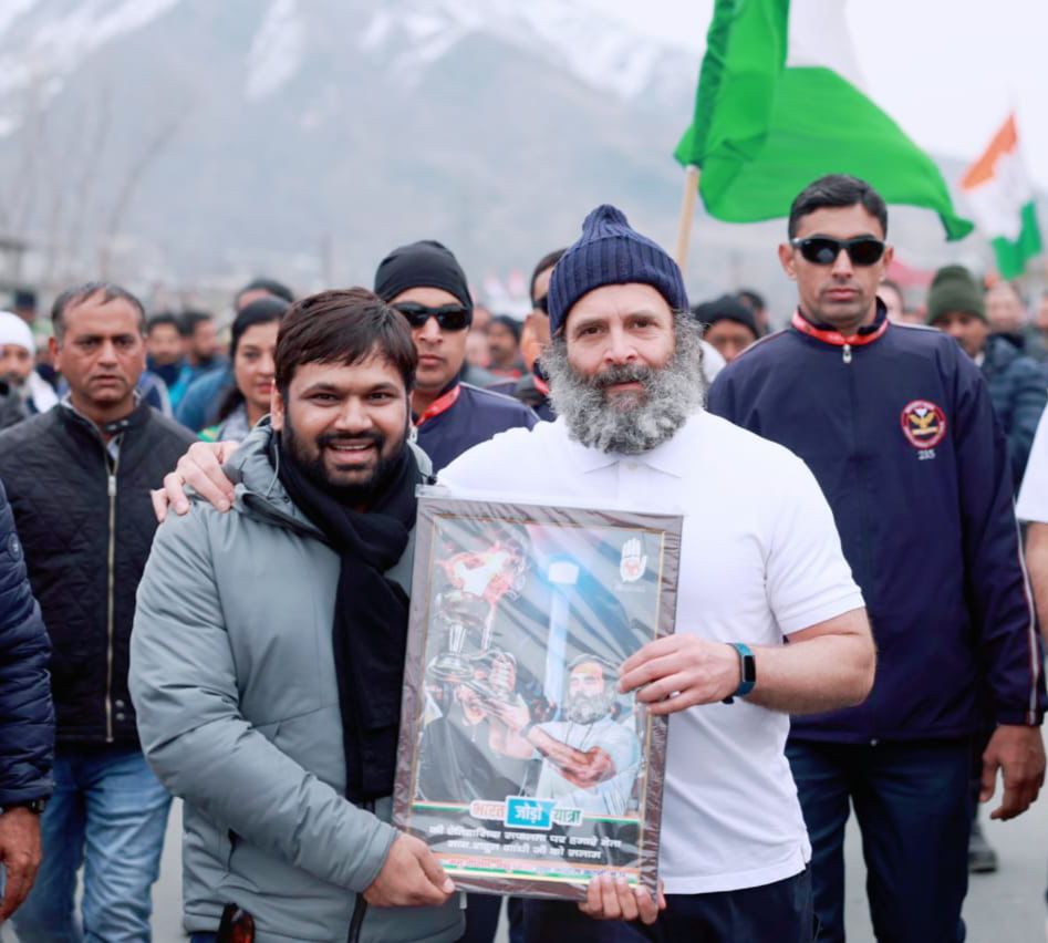भारत जोड़ो यात्रा के समापन में राहुल गांधी से मिले अंशु मिश्रा 32 भारत जोड़ो यात्रा के समापन में राहुल गांधी से मिले अंशु मिश्रा