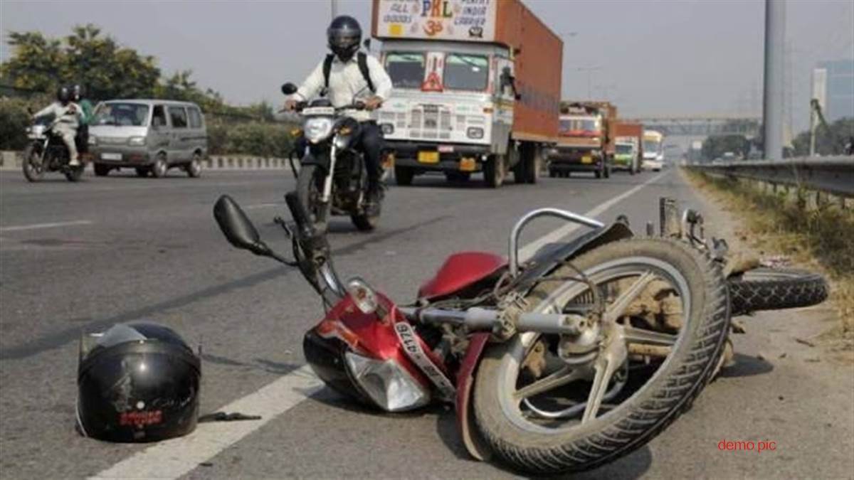 Guna कंटेनर से टकराई बाइक सवार तीन लोगों की मौत, कंटेनर चालक की भी ऐसे चली गई जान 23 Ujjain Accident News: अज्ञात वाहन की टक्कर से बाइक सवार दो भाइयों की मौत