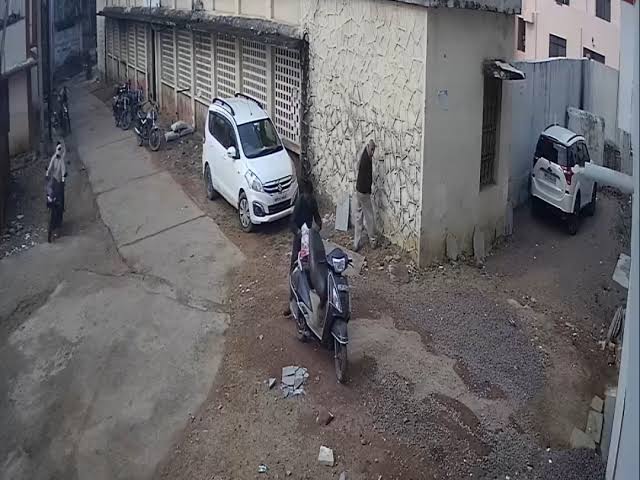 Loot Live Video गाड़ी में चाबी लगी छोड़ना भारी पड़ा, आंख के सामने दो लुटरे डिक्की में रखे 7 लाख ले उड़े 19 Loot Live Video गाड़ी में चाबी लगी छोड़ना भारी पड़ा, आंख के सामने दो लुटरे डिक्की में रखे 7 लाख ले उड़े