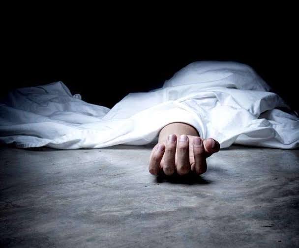 पत्नी और बच्चों का गला रेतने के बाद युवक ने फांसी लगाकर आत्महत्या कर ली 33 पत्नी और बच्चों का गला रेतने के बाद युवक ने फांसी लगाकर आत्महत्या कर ली