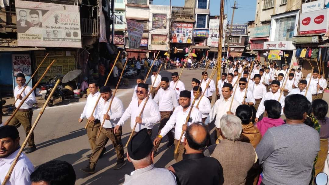 RSS का ऐतिहासिक पथ संचलन, जगह-जगह पुष्पवर्षा से स्वयं सेवकों का अभिनंदन, देखें तश्वीरें 28 RSS का ऐतिहासिक पथ संचलन, जगह-जगह पुष्पवर्षा से स्वयं सेवकों का अभिनंदन, देखें तश्वीरें