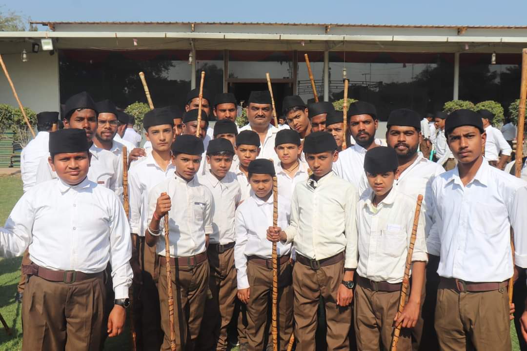 RSS का ऐतिहासिक पथ संचलन, जगह-जगह पुष्पवर्षा से स्वयं सेवकों का अभिनंदन, देखें तश्वीरें 3 RSS का ऐतिहासिक पथ संचलन, जगह-जगह पुष्पवर्षा से स्वयं सेवकों का अभिनंदन, देखें तश्वीरें
