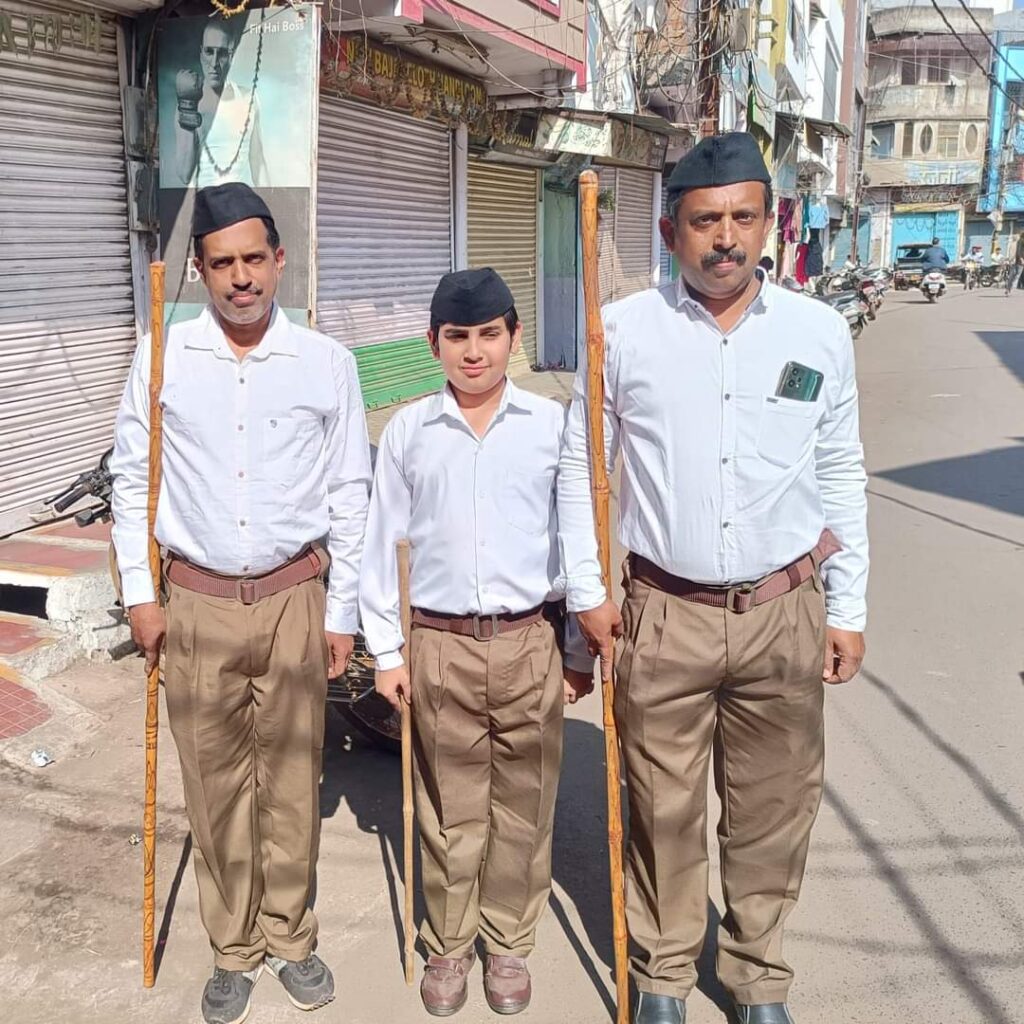 RSS का ऐतिहासिक पथ संचलन, जगह-जगह पुष्पवर्षा से स्वयं सेवकों का अभिनंदन, देखें तश्वीरें 6 RSS का ऐतिहासिक पथ संचलन, जगह-जगह पुष्पवर्षा से स्वयं सेवकों का अभिनंदन, देखें तश्वीरें