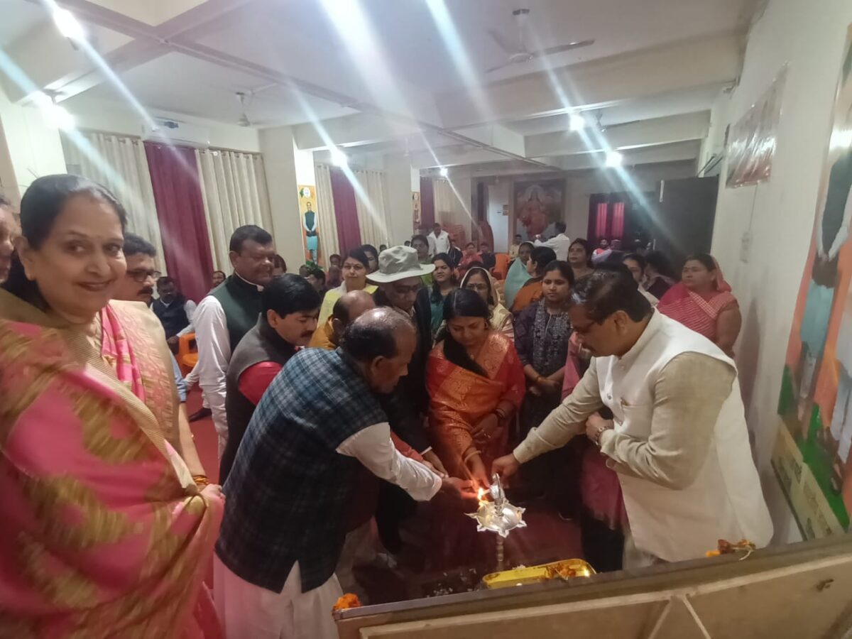 BJP जिला कार्यालय में महापौर प्रीति सूरी का स्वागत, बोलीं- संगठन मेरा घर, भाजपा मेरी आत्मा 3 BJP जिला कार्यालय में महापौर प्रीति सूरी का स्वागत, बोलीं- संगठन मेरा घर, भाजपा मेरी आत्मा