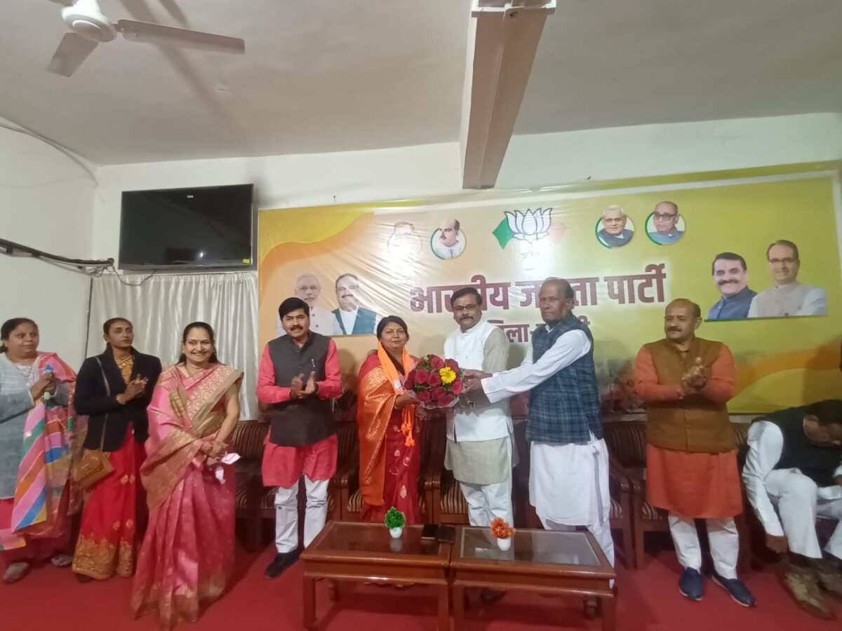 BJP जिला कार्यालय में महापौर प्रीति सूरी का स्वागत, बोलीं- संगठन मेरा घर, भाजपा मेरी आत्मा 4 BJP जिला कार्यालय में महापौर प्रीति सूरी का स्वागत, बोलीं- संगठन मेरा घर, भाजपा मेरी आत्मा