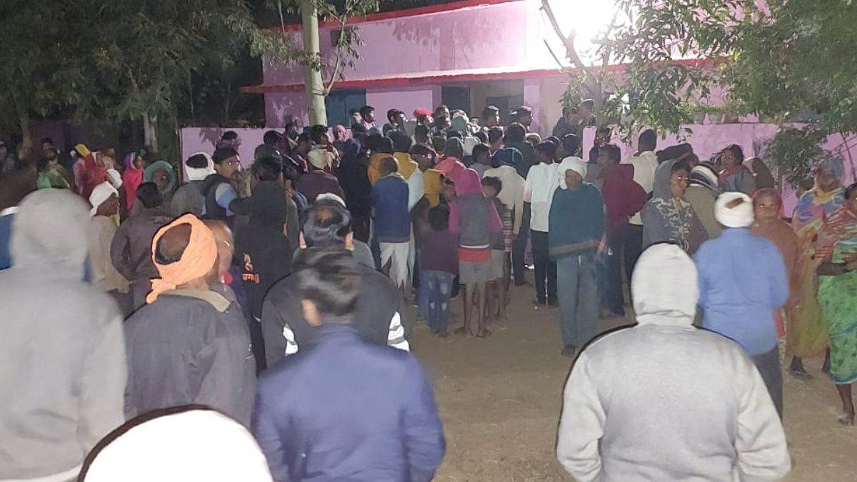 Balaghat Crime पत्नी की गला रेत कर हत्या फिर पति ने खुद को कमरे में किया कैद 26 Balaghat Crime पत्नी की गला रेत कर हत्या फिर पति ने खुद को कमरे में किया कैद