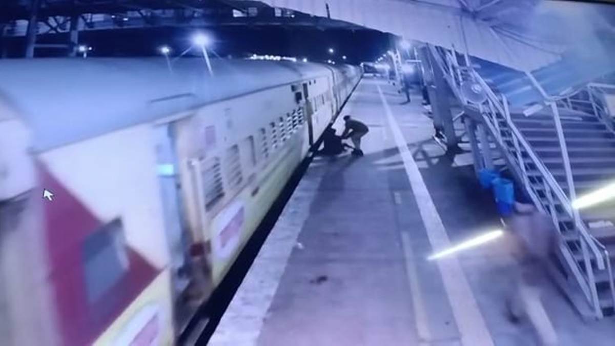 VIDEO महिला का चलती ट्रेन से उतरने में बिगड़ा संतुलन, देवदूत बने ASI, कांस्टेबल ने बचाया