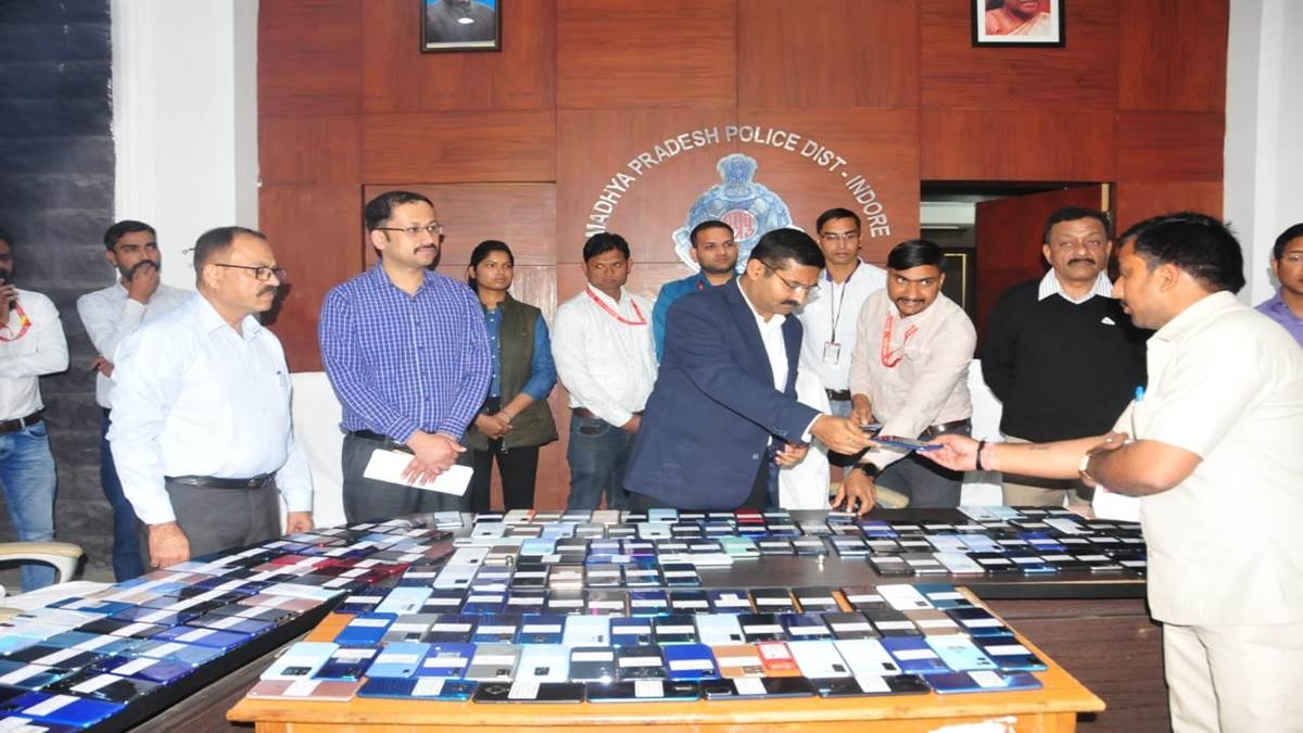 यह तश्वीर किसी मोबाइल दुकान की नहीं बल्कि पुलिस कंट्रोल रूम की है