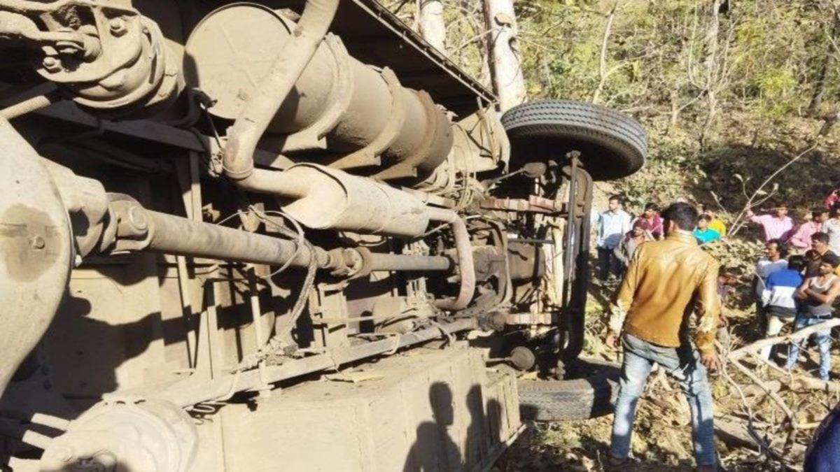 Bus Accident: सिवनी मालवा से नसरुल्लागंज जा रही बस होलीपुरा में पलटी 33 Bus Accident: सिवनी मालवा से नसरुल्लागंज जा रही बस होलीपुरा में पलटी