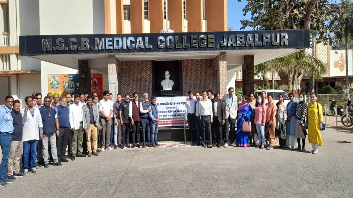 Doctors Strike मेडिकल कालेज में आज पूरी तरह स्वास्थ्य सेवाएं ठप हो जाएंगी 48 Doctors Strike मेडिकल कालेज में आज पूरी तरह स्वास्थ्य सेवाएं ठप हो जाएंगी