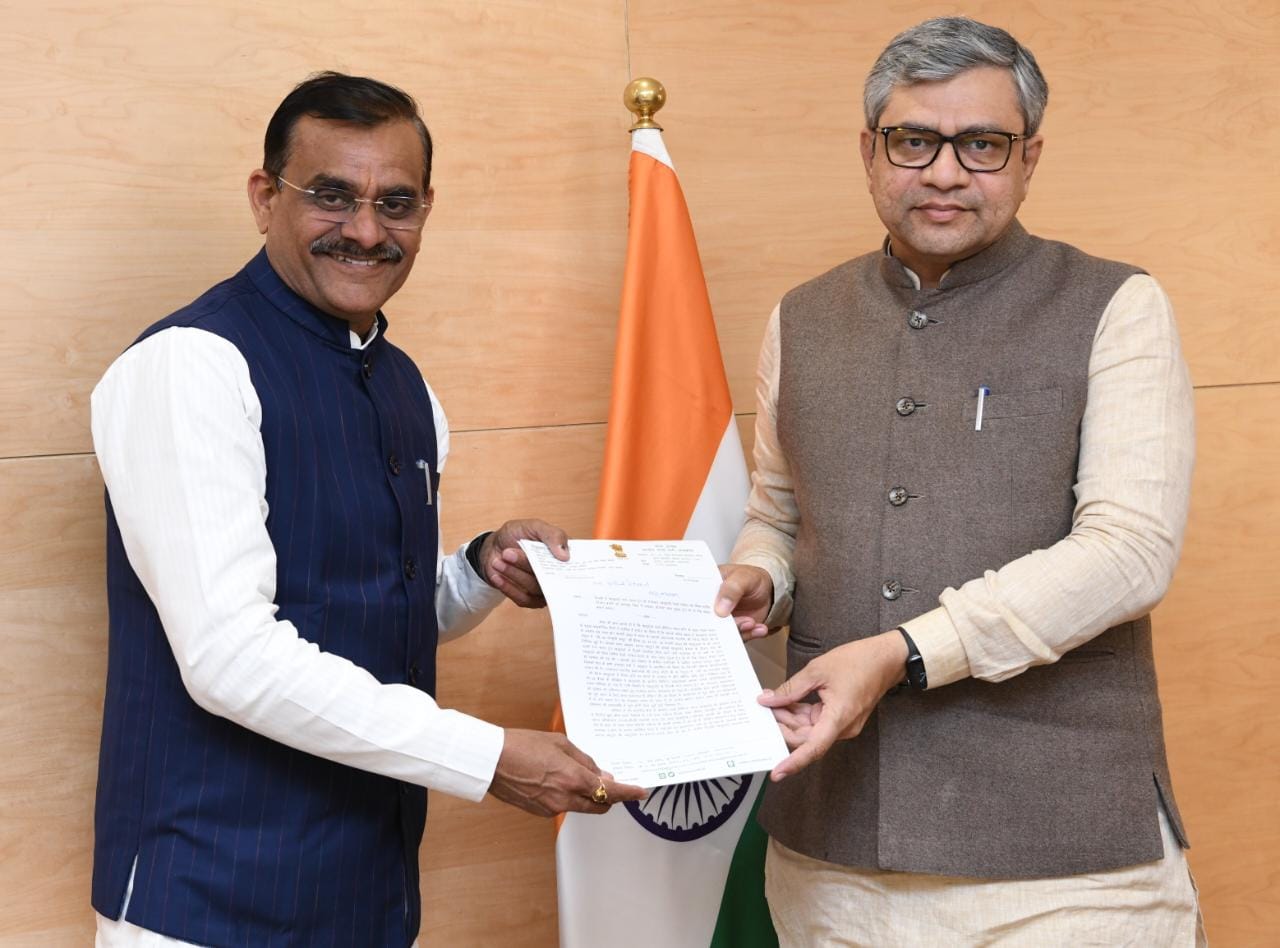 बुंदेलखंड में तेजी से होगा रेल सुविधाओं का विकास, रेल मंत्री ने दिया प्रदेश अध्यक्ष वीडी शर्मा को आश्वासन 27 बुंदेलखंड में तेजी से होगा रेल सुविधाओं का विकास, रेल मंत्री ने दिया प्रदेश अध्यक्ष वीडी शर्मा को आश्वासन