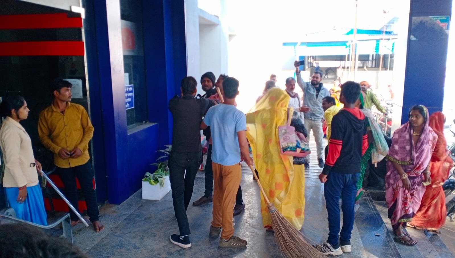 Katni जिला अस्पताल के प्रसूता वार्ड में सेक्युरिटी गार्ड की गुंडागर्दी, मारपीट का वीडियो वायरल