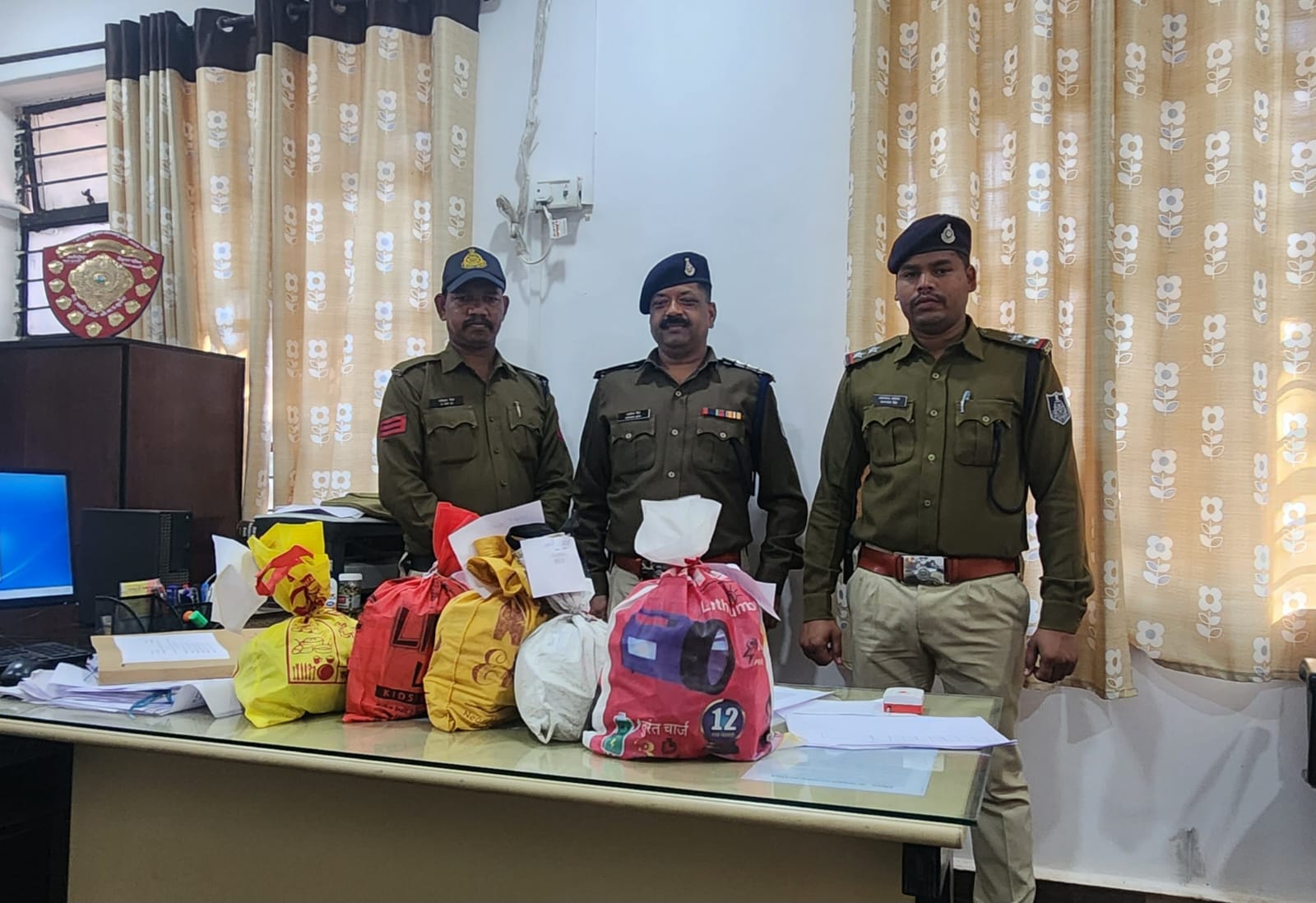 OMG Katni में कार से ले जा रहे थे 36 लाख 48 हजार रुपए, पुलिस को नहीं दे पाए जवाब, फिर हुआ ये