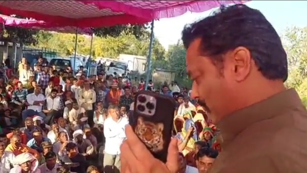 CM शिवराज ने विजयराघवगढ़ के ग्राम चोरी में किया बहनों को मोबाइल पर संबोधित, बताया लाड़ली बहना योजना के बारे में, देखें Video