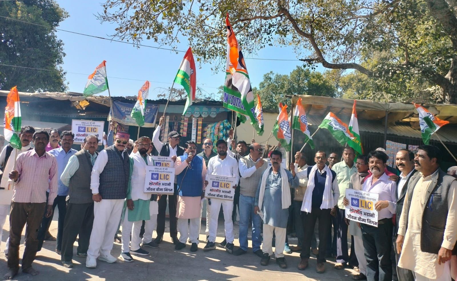 कटनी : एलआईसी पालिसी की प्रतियाँ जलाकर किया युवा कांग्रेस ने प्रदर्शन 16 कटनी : एलआईसी पालिसी की प्रतियाँ जलाकर किया युवा कांग्रेस ने प्रदर्शन