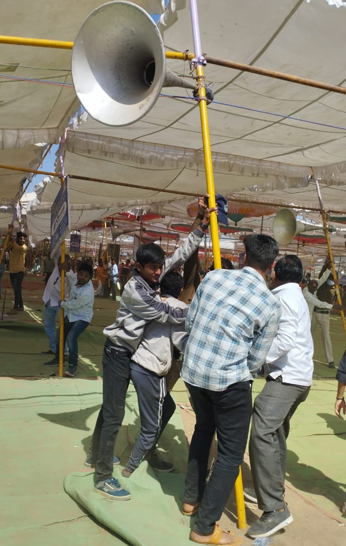 पंडित प्रदीप मिश्रा की शिवमहापुराण कथा के दौरान दो हादसे, 7 महिलाएं घायल 26 पंडित प्रदीप मिश्रा की शिवमहापुराण कथा के दौरान दो हादसे, 7 महिलाएं घायल