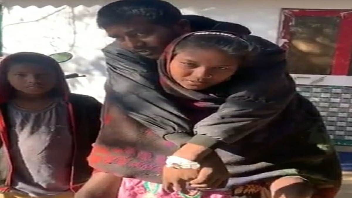 पिता को कंधे पर लेकर बेटी पहुंची विधायक के पास 19 पिता को कंधे पर लेकर बेटी पहुंची विधायक के पास