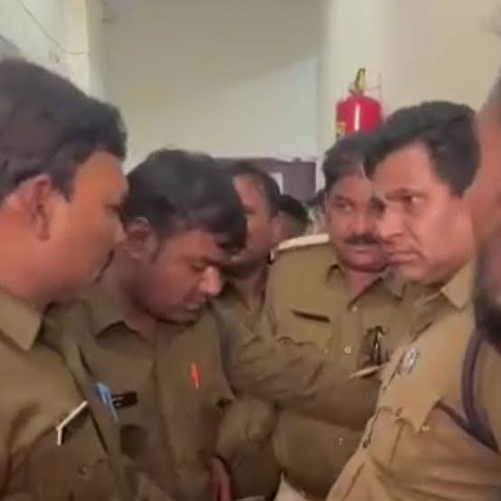 VIDEO शराब के नशे में आरक्षक ने थाना प्रभारी से की मारपीट, बुराहनपुर की घटना