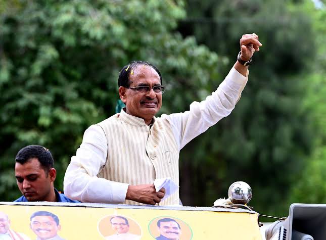 CM Action मुख्यमंत्री फिर एक्शन में, ट्रैफिक ACP को किया सस्पेंड 35 CM Action मुख्यमंत्री फिर एक्शन में, ट्रैफिक ACP को किया सस्पेंड