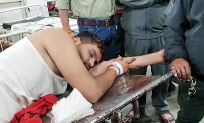 दिनदहाड़े बाइक पर सवार होकर आए दो बदमाशों ने बीजेपी नेता के भाई को गोली मारी 33 दिनदहाड़े बाइक पर सवार होकर आए दो बदमाशों ने बीजेपी नेता के भाई को गोली मारी