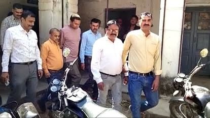 Lokayukta Trap अमरपाटन में निलंबित शिक्षक को बहाल करने के लिए मांगे थे 40 हजार रुपये, लोकायुक्त ने शिक्षा विभाग के दो अफसरों को पकड़ा 20 Lokayukta Trap अमरपाटन में निलंबित शिक्षक को बहाल करने के लिए मांगे थे 40 हजार रुपये, लोकायुक्त ने शिक्षा विभाग के दो अफसरों को पकड़ा