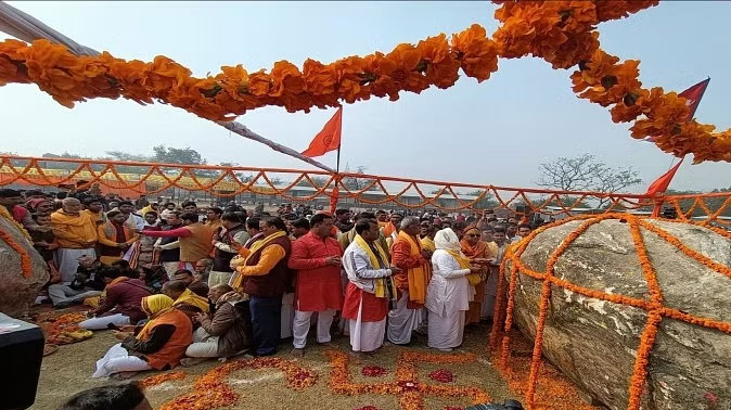 Shaligram Stones For Ram Mandir : राम मंदिर के लिए नेपाल से लाई गईं दो दिव्य शालिग्राम शिला, अयोध्या में अभिषेक और विधि-विधान से पूजा-अर्चना 20 Shaligram Stones For Ram Mandir : राम मंदिर के लिए नेपाल से लाई गईं दो दिव्य शालिग्राम शिला, अयोध्या में अभिषेक और विधि-विधान से पूजा-अर्चना
