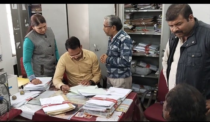 Breaking कटनी में फिर लोकायुक्त ट्रैप, ADM का रीडर दिनेश खरे ले रहा था रिश्वत 20 Breaking कटनी में फिर लोकायुक्त ट्रैप, ADM का रीडर दिनेश खरे ले रहा था रिश्वत