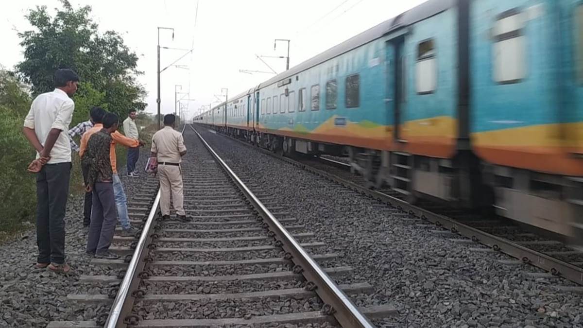 Accident MP में दिल दहलाने वाला हादसा, लुकाछिपी खेलते रेल ट्रैक पर जा पहुंचा मासूम ट्रेन की चपेट में आ गया 20 Accident MP में दिल दहलाने वाला हादसा, लुकाछिपी खेलते रेल ट्रैक पर जा पहुंचा मासूम ट्रेन की चपेट में आ गया
