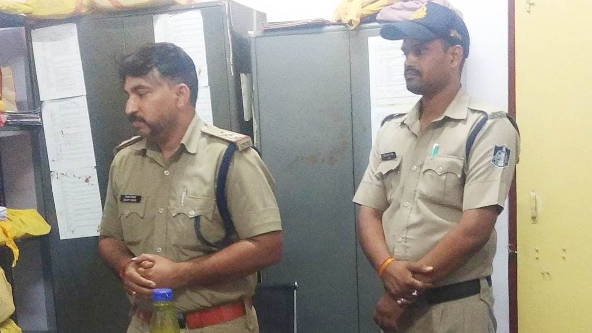 Rewa ट्रैफिक सूबेदार तथा आरक्षक चालक को लोकायुक्त ने रिश्वत लेते दबोचा 35 Rewa ट्रैफिक सूबेदार तथा आरक्षक चालक को लोकायुक्त ने रिश्वत लेते दबोचा