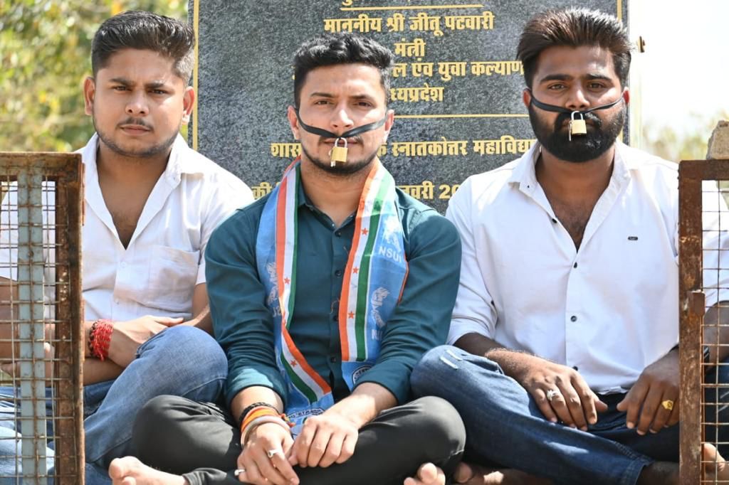कटनी : मुंह में ताले लगा कर एनएसयूआई ने किया राहुल गांधी के निलंबन का विरोध प्रदर्शन 16 कटनी : मुंह में ताले लगा कर एनएसयूआई ने किया राहुल गांधी के निलंबन का विरोध प्रदर्शन