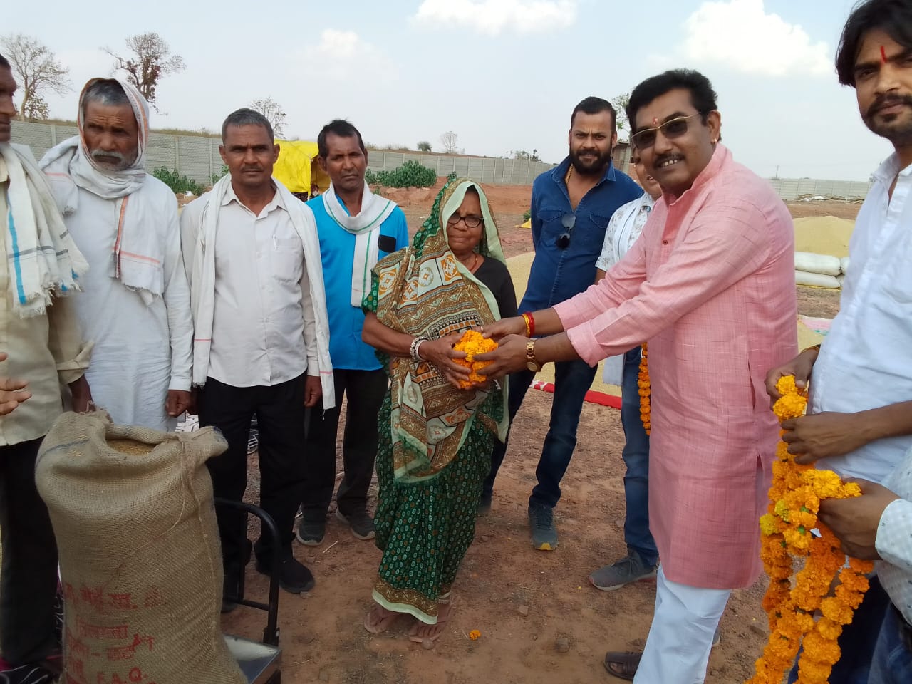 किसानों की उपज के एक एक दाने को खरीदने तथा उसका उचित मूल्य देने कृत संकल्पित है भाजपा सरकार: कन्हैया तिवारी 34 किसानों की उपज के एक एक दाने को खरीदने तथा उसका उचित मूल्य देने कृत संकल्पित है भाजपा सरकार: कन्हैया तिवारी
