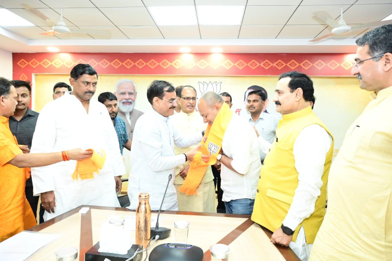 पूर्व मंत्री जयंती मलैया के बेटे सिद्धार्थ मलैया की हुई भाजपा में वापसी, सीएम शिवराज सिंह चौहान एवं भाजपा प्रदेश अध्यक्ष वीडी शर्मा की मौजूदगी में ली सदस्यता 31 पूर्व मंत्री जयंती मलैया के बेटे सिद्धार्थ मलैया की हुई भाजपा में वापसी, सीएम शिवराज सिंह चौहान एवं भाजपा प्रदेश अध्यक्ष वीडी शर्मा की मौजूदगी में ली सदस्यता