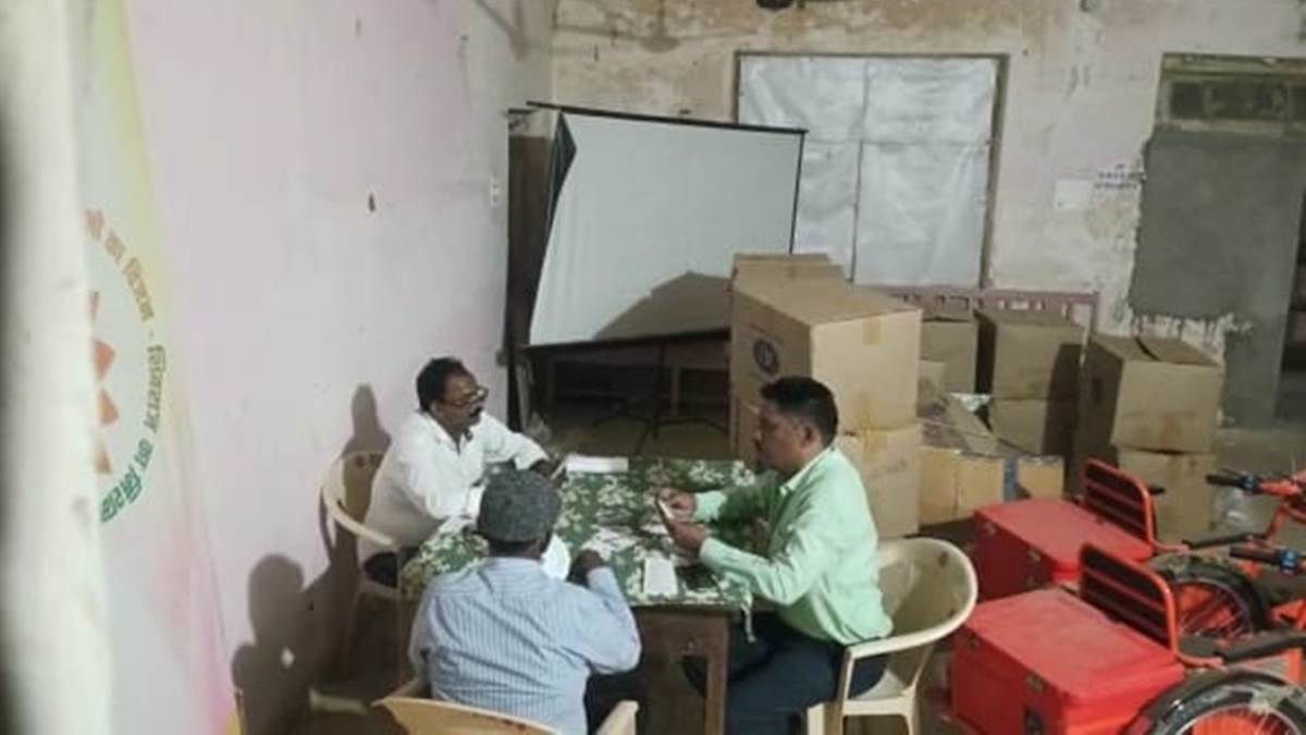 जनपद कार्यालय में कर्मचारी खेल रहे थे जुआ, कलेक्टर ने किया निलंबित 33 जनपद कार्यालय में कर्मचारी खेल रहे थे जुआ, कलेक्टर ने किया निलंबित