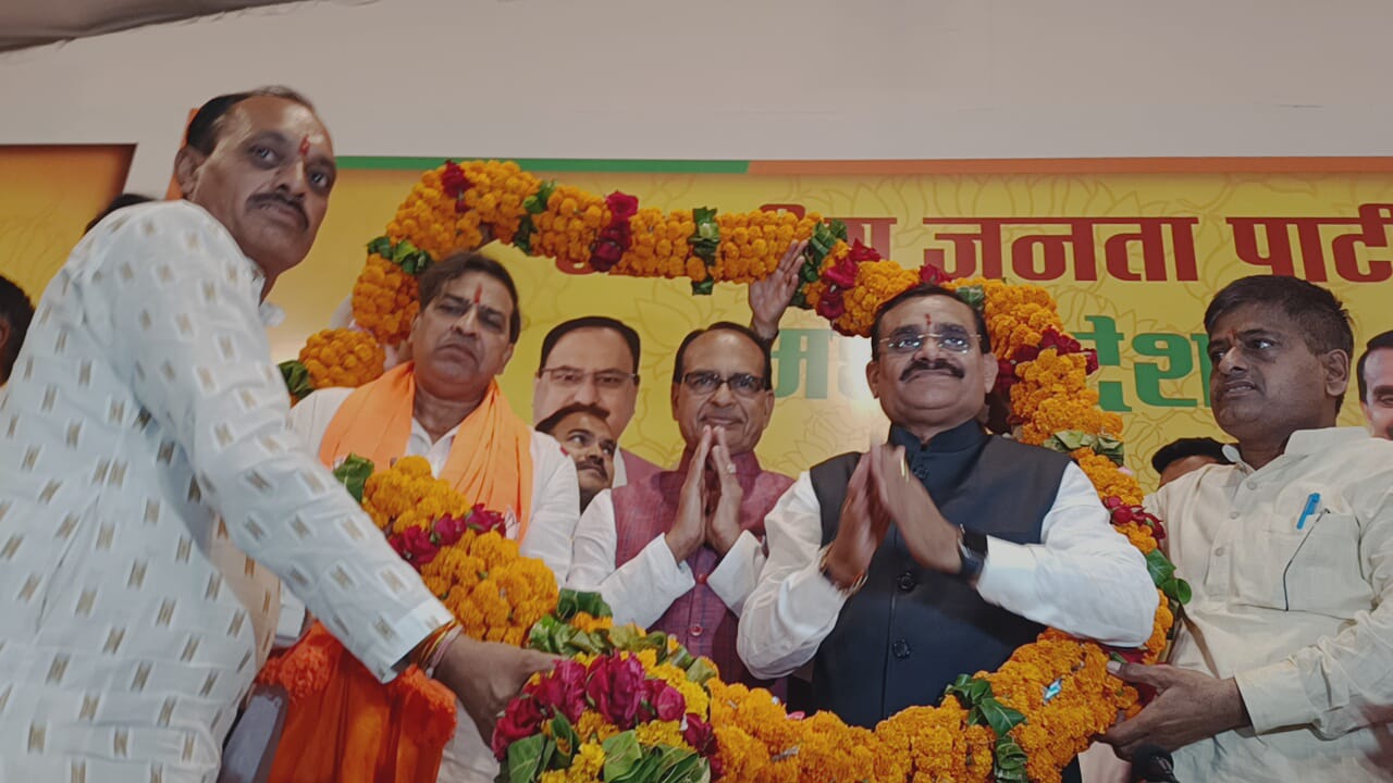 युवा मोर्चा के प्रदेश अध्यक्ष रहे धीरज पटेरिया पुनः हुए भाजपा में शामिल 17 युवा मोर्चा के प्रदेश अध्यक्ष रहे धीरज पटेरिया पुनः हुए भाजपा में शामिल
