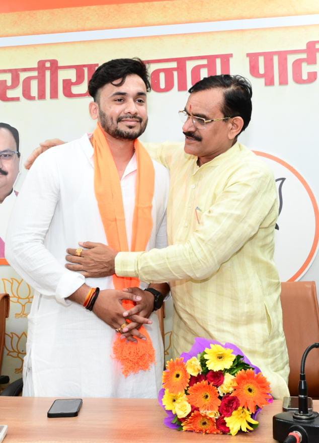 कांग्रेस के पूर्व मंत्री व विधायक लखन घनघोरिया के भतीजे मानव हुए भाजपा में शामिल