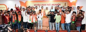 कांग्रेस के पूर्व मंत्री व विधायक लखन घनघोरिया के भतीजे मानव हुए भाजपा में शामिल 2 कांग्रेस के पूर्व मंत्री व विधायक लखन घनघोरिया के भतीजे मानव हुए भाजपा में शामिल