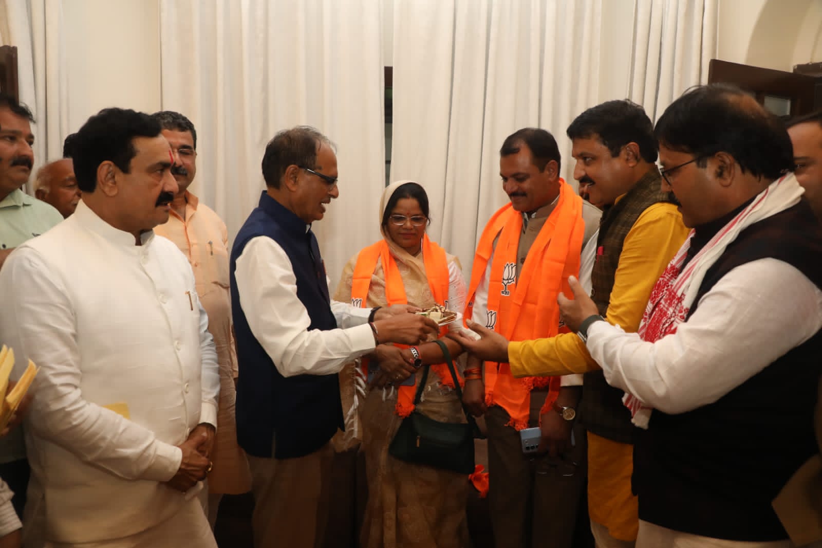 देवास जिला पंचायत अध्यक्ष सैकड़ों समर्थकों के साथ भाजपा में हुई शामिल 84 देवास जिला पंचायत अध्यक्ष सैकड़ों समर्थकों के साथ भाजपा में हुई शामिल