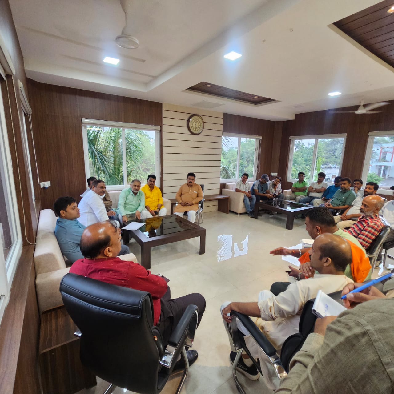 मुड़वारा विधायक के नेतृत्व में पुलिस अधीक्षक से मिले भाजपा पदाधिकारी, कटनी में बढ़ रहे अपराधों को लेकर की चर्चा 28 मुड़वारा विधायक के नेतृत्व में पुलिस अधीक्षक से मिले भाजपा पदाधिकारी, कटनी में बढ़ रहे अपराधों को लेकर की चर्चा