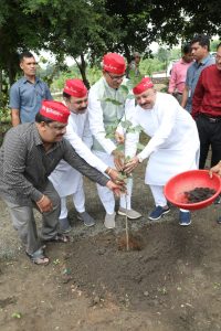 सीएम के साथ पौधारोपण में शामिल हुई शहर की प्रसिद्ध बालक मंडली व खूबचंदानी 2 सीएम के साथ पौधारोपण में शामिल हुई शहर की प्रसिद्ध बालक मंडली व खूबचंदानी