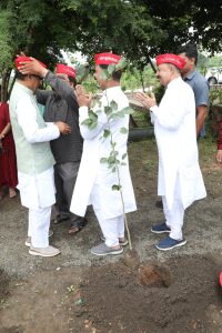 सीएम के साथ पौधारोपण में शामिल हुई शहर की प्रसिद्ध बालक मंडली व खूबचंदानी 3 सीएम के साथ पौधारोपण में शामिल हुई शहर की प्रसिद्ध बालक मंडली व खूबचंदानी