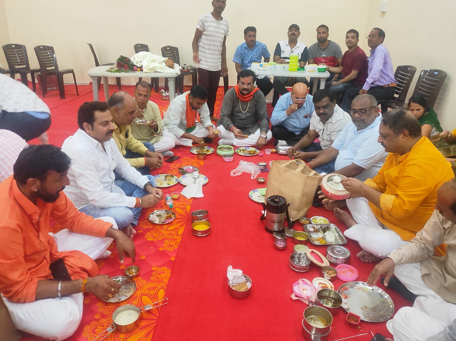 पंगत और संगत को आत्मसात करने वाले संगठन की समरसता का स्वरूप है टिफिन बैठक 52 पंगत और संगत को आत्मसात करने वाले संगठन की समरसता का स्वरूप है टिफिन बैठक