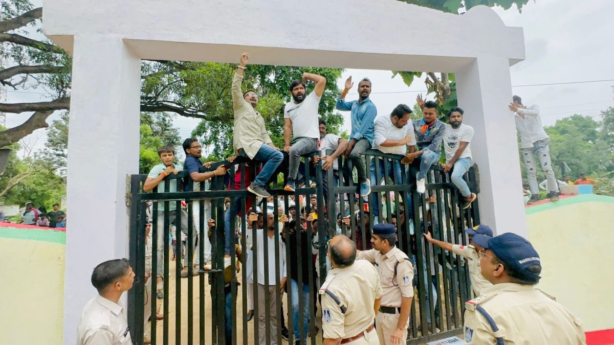 कटनी : बड़वारा में पटवारी परीक्षा घोटाले के विरोध में युवा कांग्रेस का प्रदर्शन 3 कटनी : बड़वारा में पटवारी परीक्षा घोटाले के विरोध में युवा कांग्रेस का प्रदर्शन