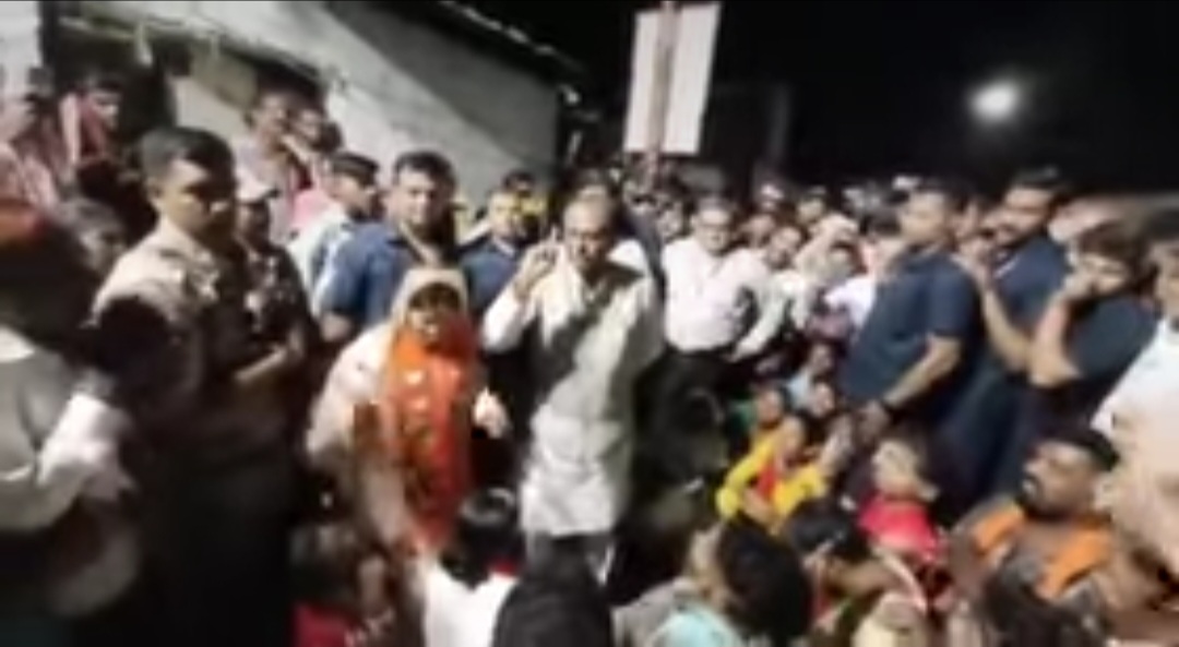 बड़वानी में अचानक सपेरों के बस्ती में पहुँचे CM शिवराज, देखें वीडियो 69 बड़वानी में अचानक सपेरों के बस्ती में पहुँचे CM शिवराज, देखें वीडियो