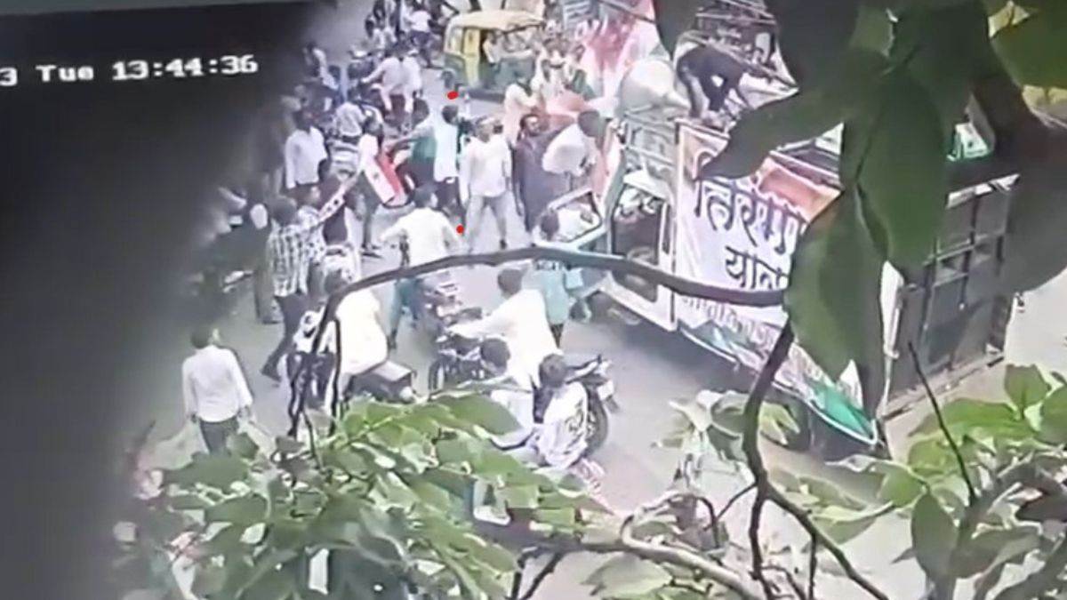 Indore भारतीय जनता युवा मोर्चा के तिरंगा यात्रा के कार्यक्रम पर पथराव, पेट्रोल बम भी फेंकने का आरोप 18 Indore भारतीय जनता युवा मोर्चा के तिरंगा यात्रा के कार्यक्रम पर पथराव, पेट्रोल बम भी फेंकने का आरोप