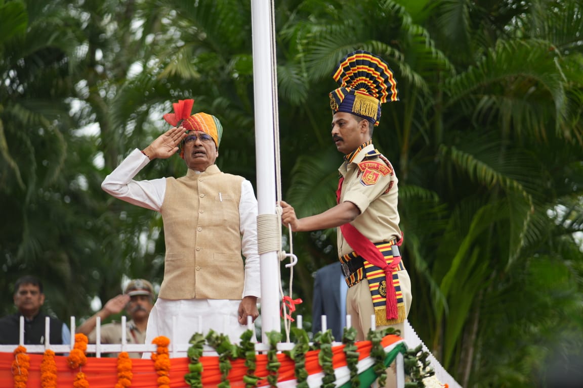 Independence Day 2023 in MP: सीएम शिवराज ने भोपाल के लाल परेड मैदान में फहराया तिरंगा, परेड की सलामी ली 31 Independence Day 2023 in MP: सीएम शिवराज ने भोपाल के लाल परेड मैदान में फहराया तिरंगा, परेड की सलामी ली