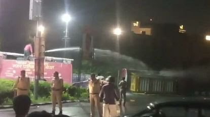 Breaking भोपाल में CNG गैस से भरा टैंकर पलटा, तेजी से रिस रही गैस, घबराए लोग इधर उधर भागे 24 Breaking भोपाल में CNG गैस से भरा टैंकर पलटा, तेजी से रिस रही गैस, घबराए लोग इधर उधर भागे